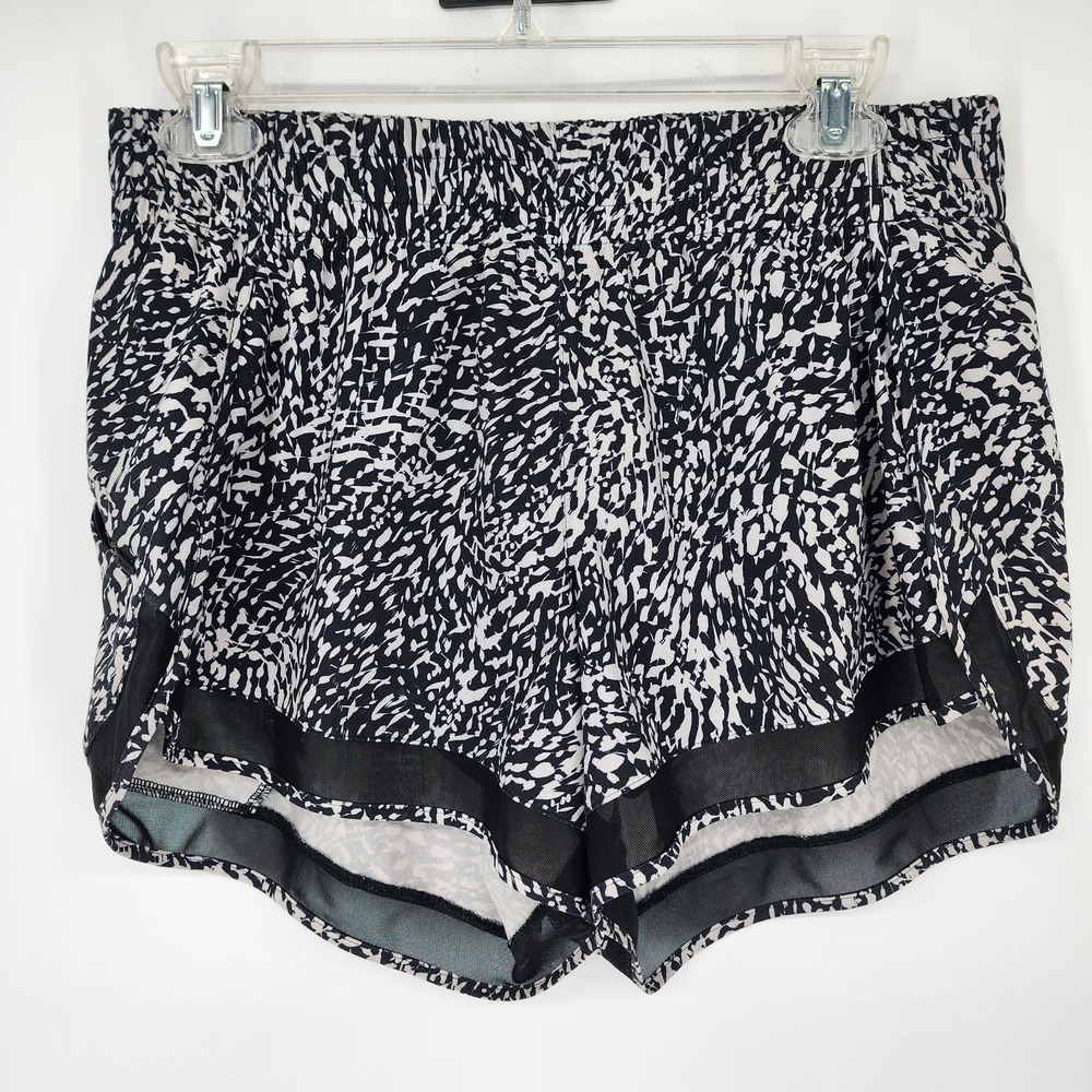 Athleta Mesh Racer Run Short Womens Size Small Black and White All Over Print 4"